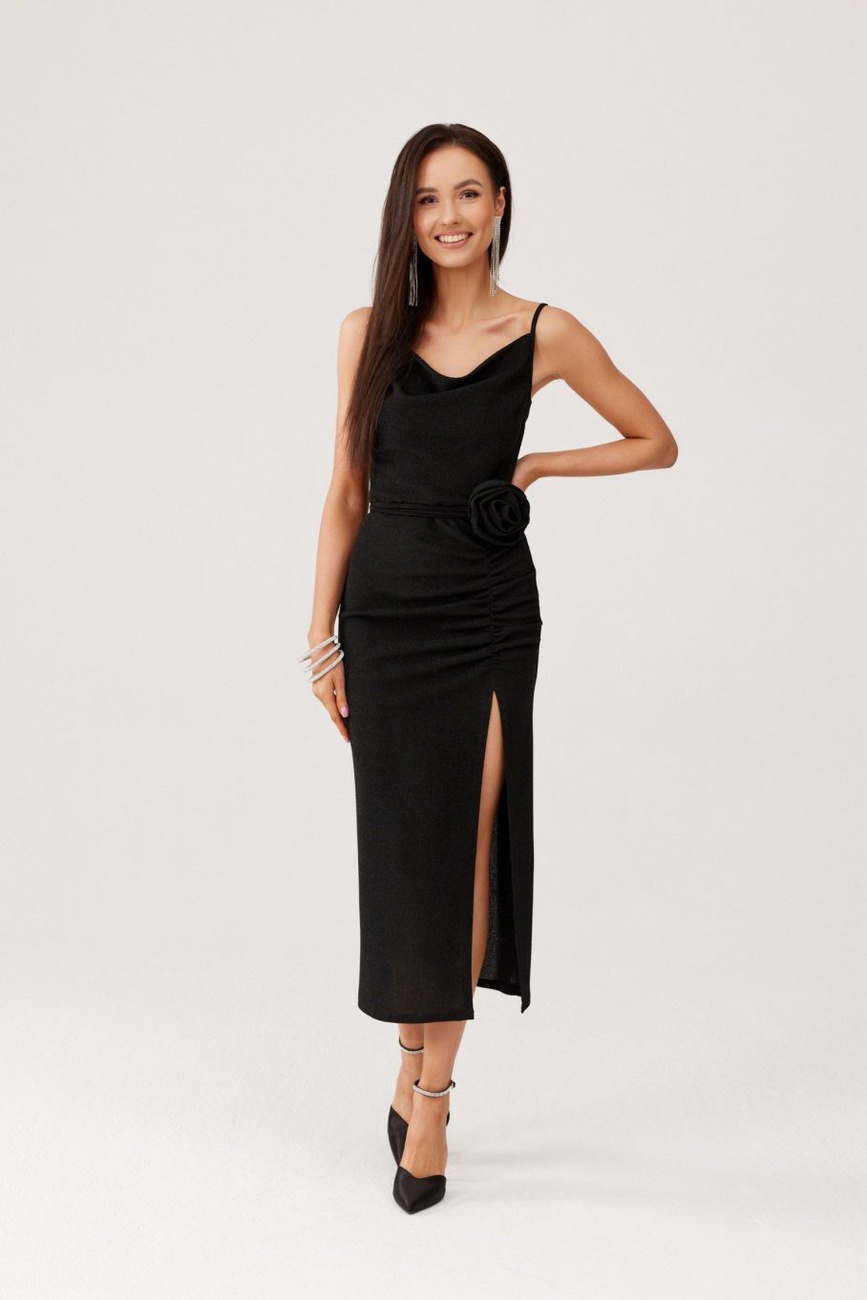Holly - brokatowa sukienka midi z ozdobną różą w kolorze czarnym